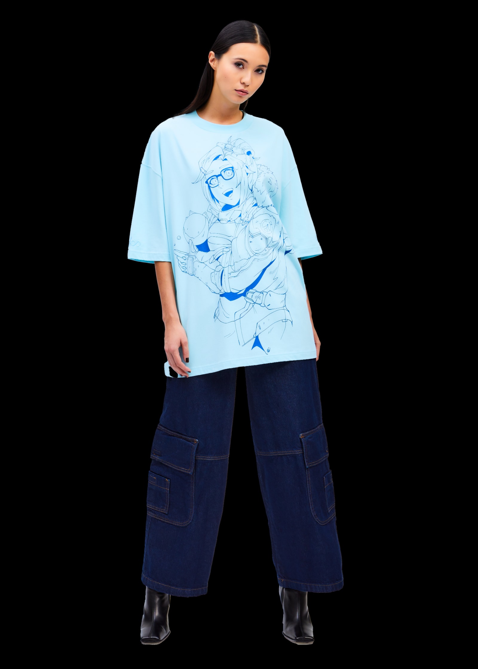 Model wears Mei Linework Oversized Tee - Front View